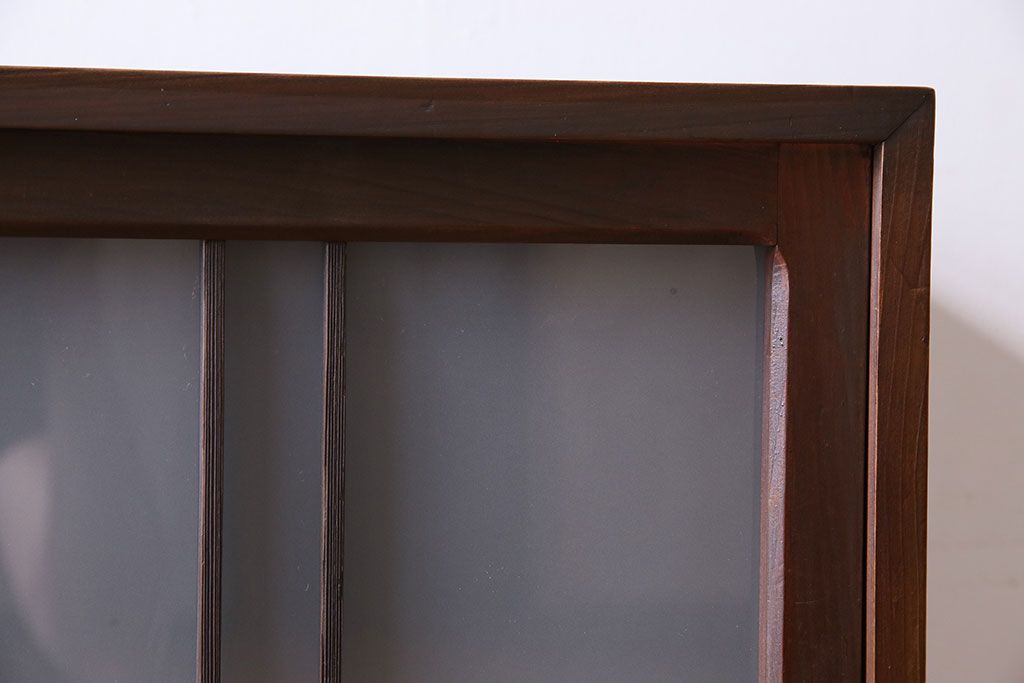アンティーク家具　和製アンティーク　小振りなサイズが使いやすい　シックなデザインの戸棚(収納棚、本箱)
