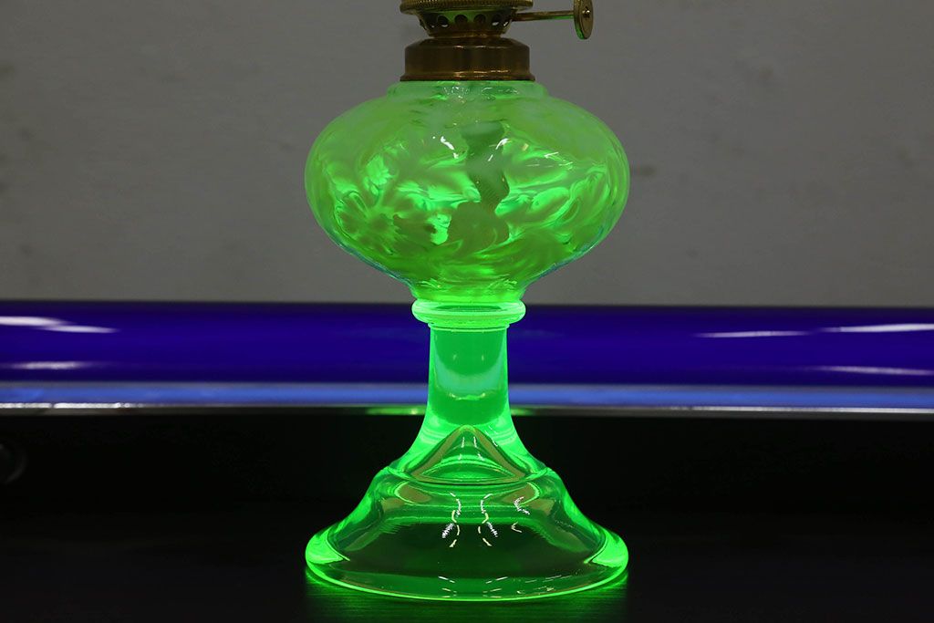 アンティーク雑貨　アメリカ製　植物のモチーフが可愛らしいワセリンガラスのオイルランプ