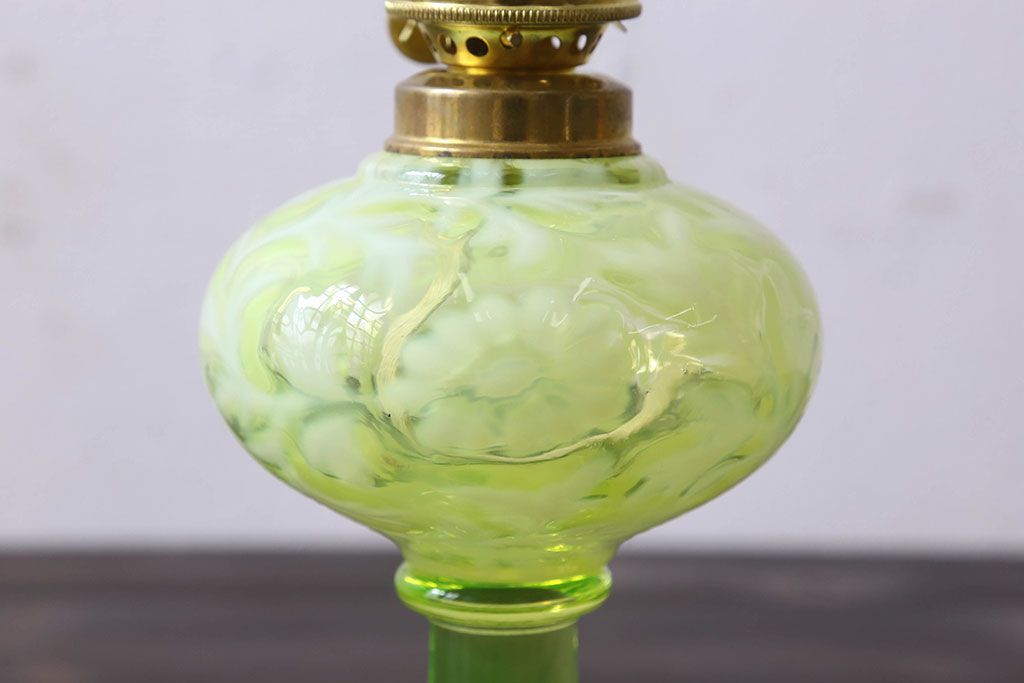 アンティーク雑貨　アメリカ製　植物のモチーフが可愛らしいワセリンガラスのオイルランプ