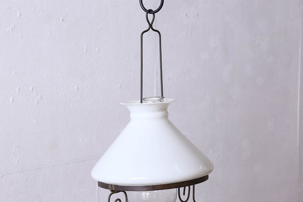 アンティーク雑貨　【A様ご成約品】昭和レトロ　デザインが目を引くオイルランプ(吊りランプ)