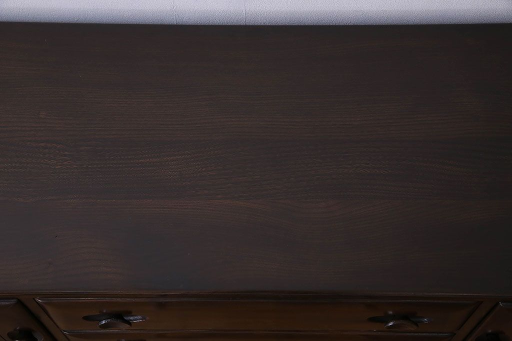 アンティーク家具　ERCOL(アーコール)　エルム材製　丈夫でシックな雰囲気漂うサイドボード(収納棚、戸棚)
