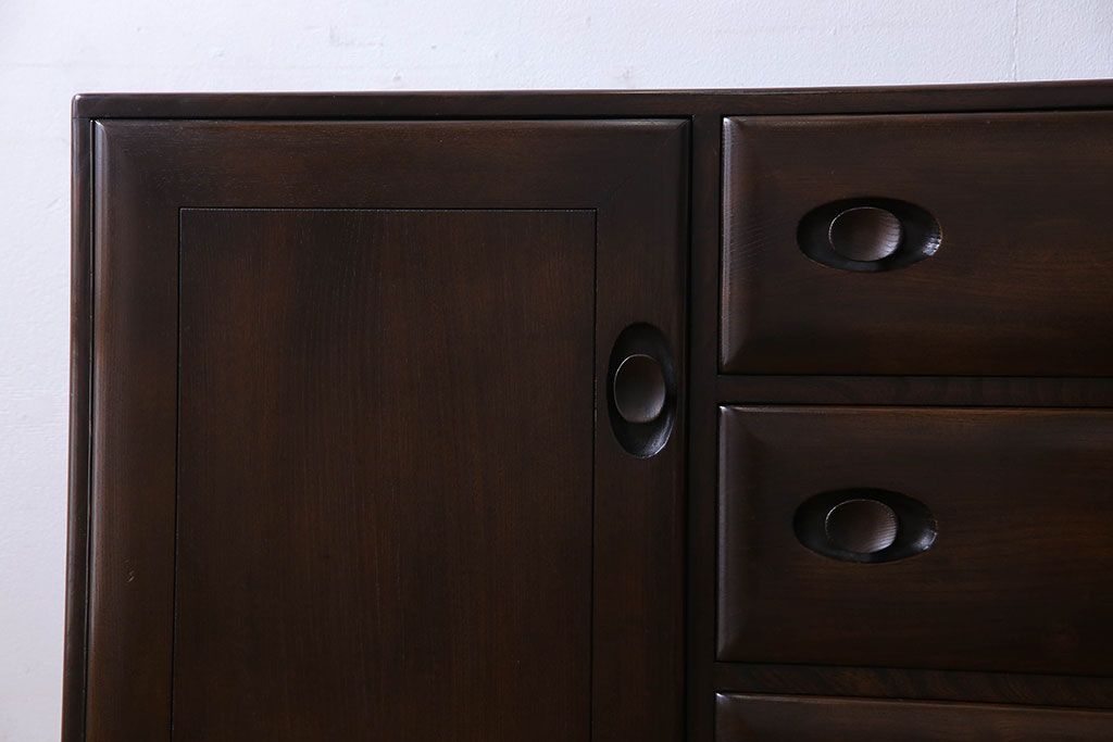 アンティーク家具　ERCOL(アーコール)　エルム材製　丈夫でシックな雰囲気漂うサイドボード(収納棚、戸棚)