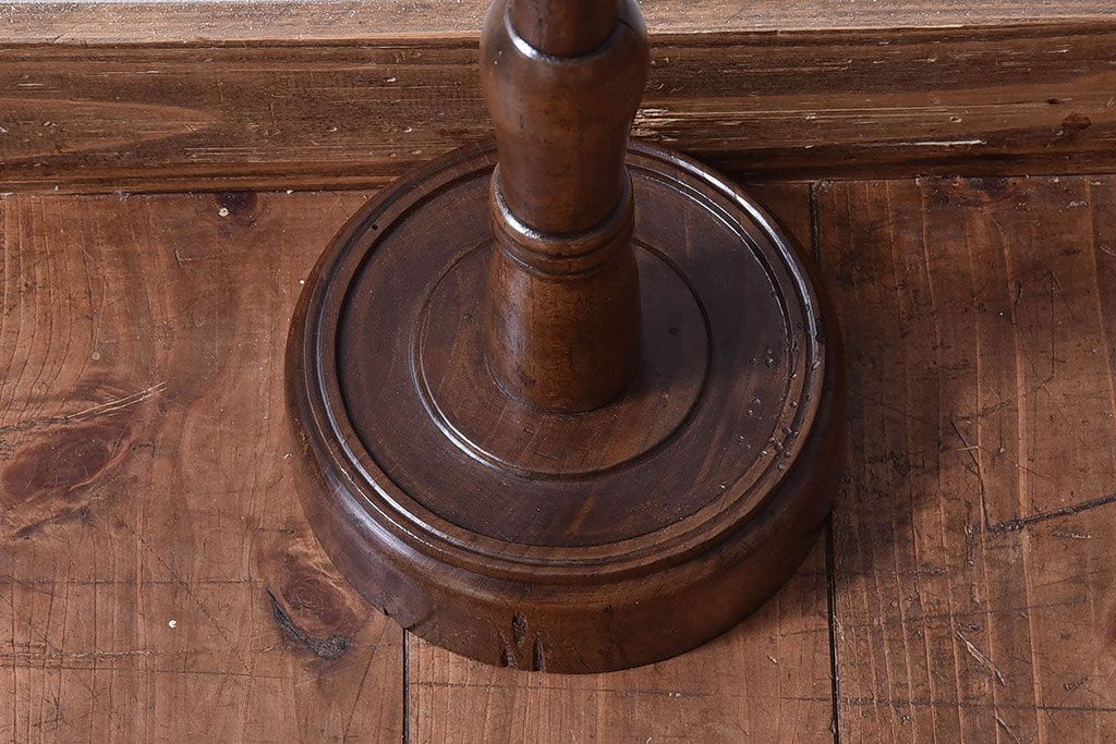 アンティーク雑貨　総ケヤキ材　古い木製のアンティークろうそく立て(燭台、キャンドルスタンド)