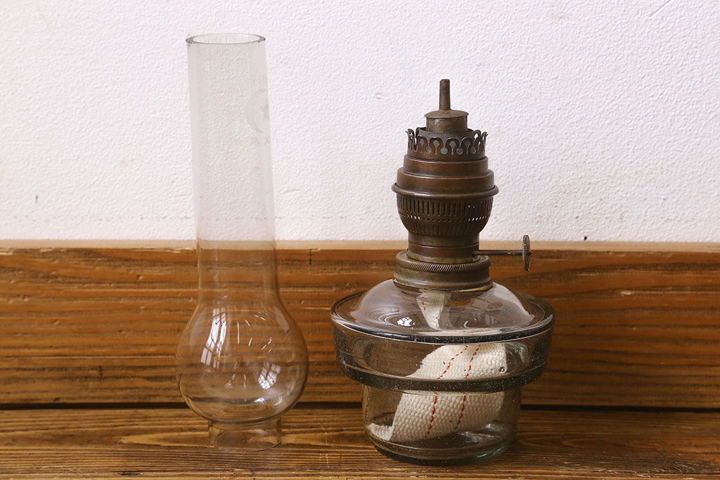 アンティーク雑貨　和製アンティーク　ミルクガラスの笠が可愛らしいオイルランプ(照明)