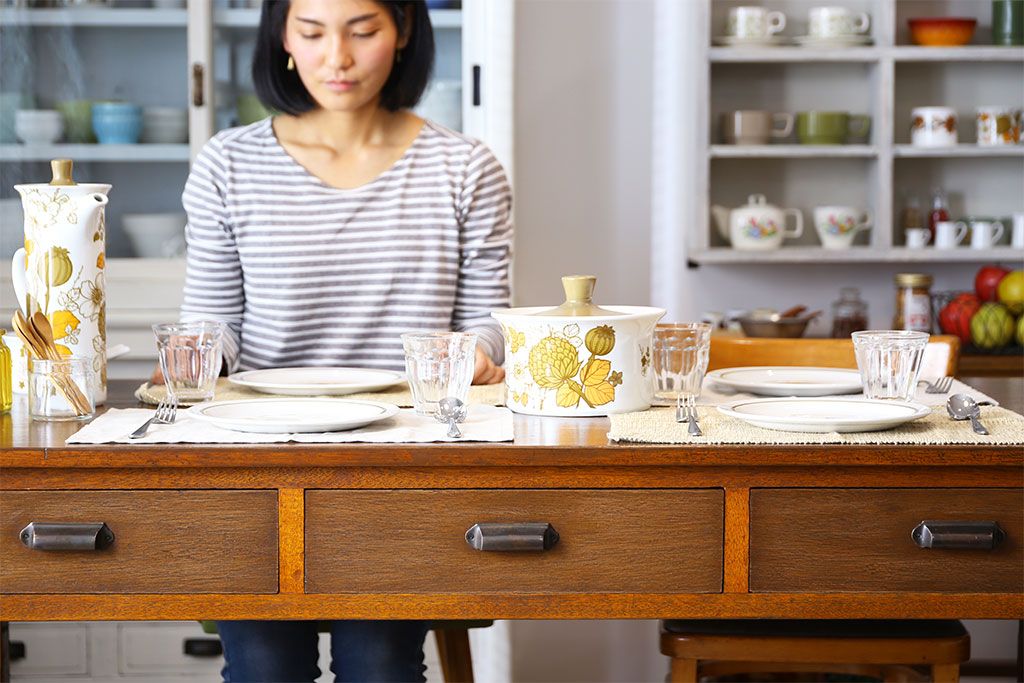 レトロ家具　昭和レトロ　木製　味わい深い質感の両面引き出しテーブル(ダイニングテーブル、作業台)