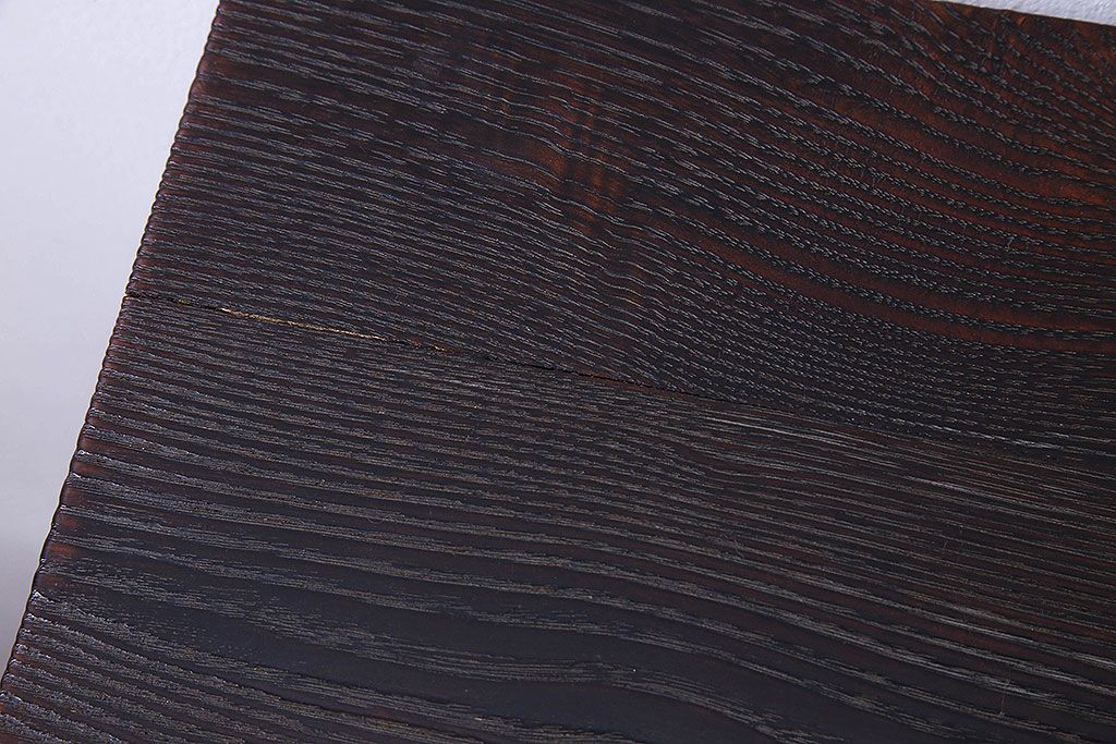 ビンテージ家具　ビンテージ　栗材　透かし彫りと意匠が印象的な浮造り仕上げの飾り棚(茶棚、戸棚)