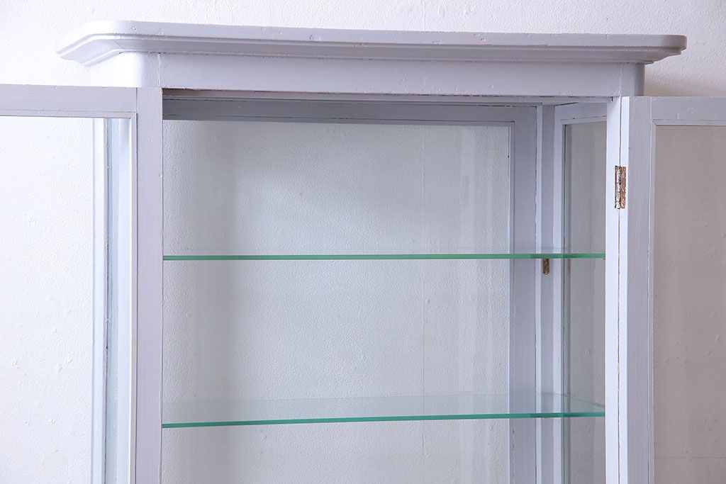 ペイント家具　4面ガラス　上品な色合いのキャビネット(ケビント、ガラスケース、陳列棚、飾り棚)