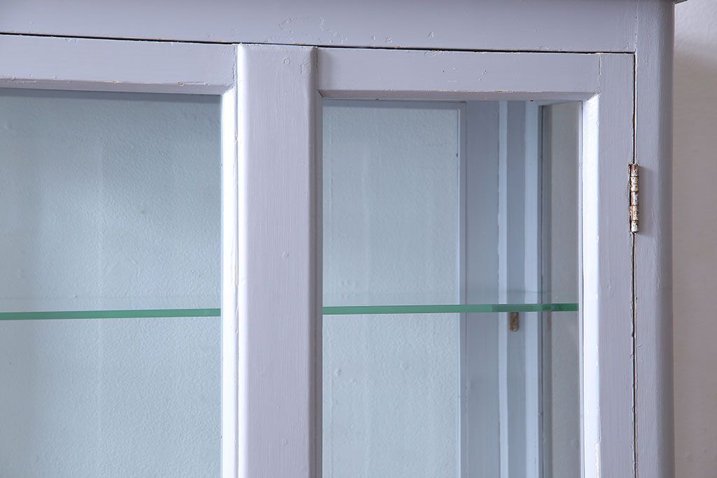 ペイント家具　4面ガラス　上品な色合いのキャビネット(ケビント、ガラスケース、陳列棚、飾り棚)