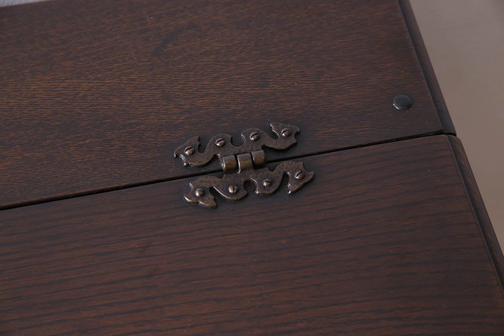 アンティーク家具　イギリスアンティーク　オーク材　意匠がお洒落な小振りのカクテルキャビネット(収納棚、戸棚)