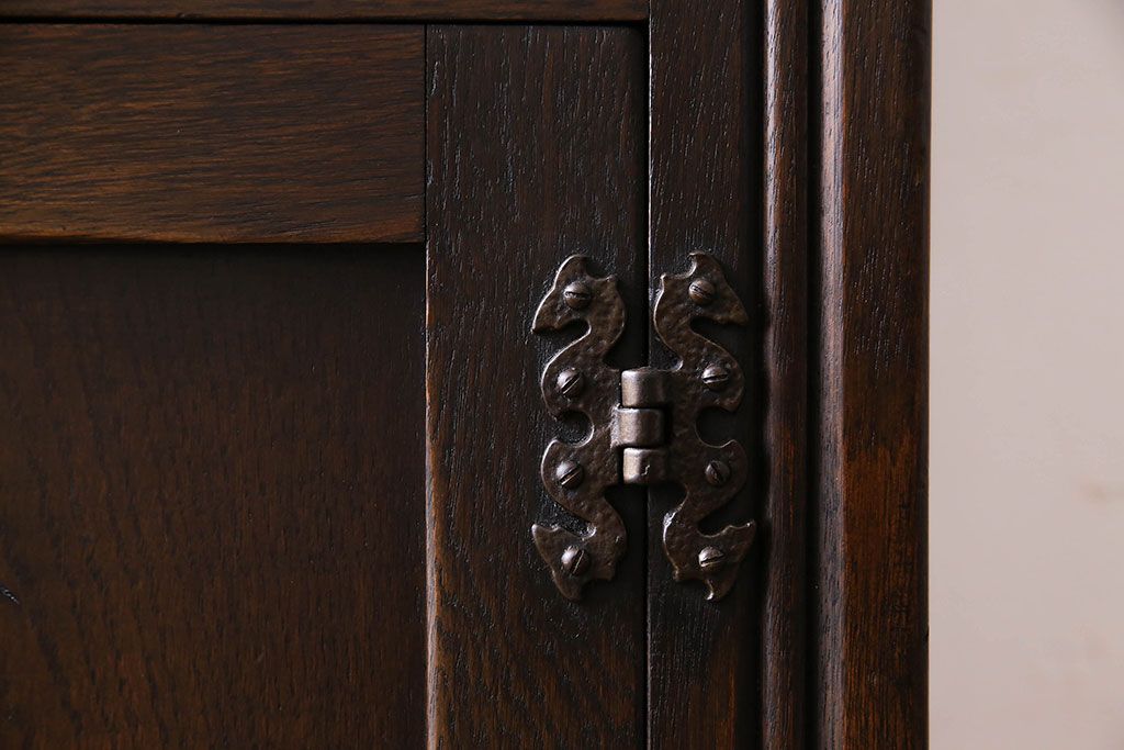 アンティーク家具　イギリスアンティーク　オーク材　意匠がお洒落な小振りのカクテルキャビネット(収納棚、戸棚)