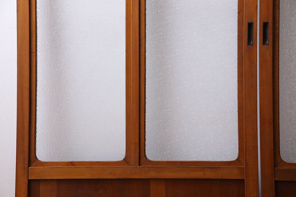 昭和期 ダイヤガラス入り 意匠が目を引く明るい木味のガラス戸