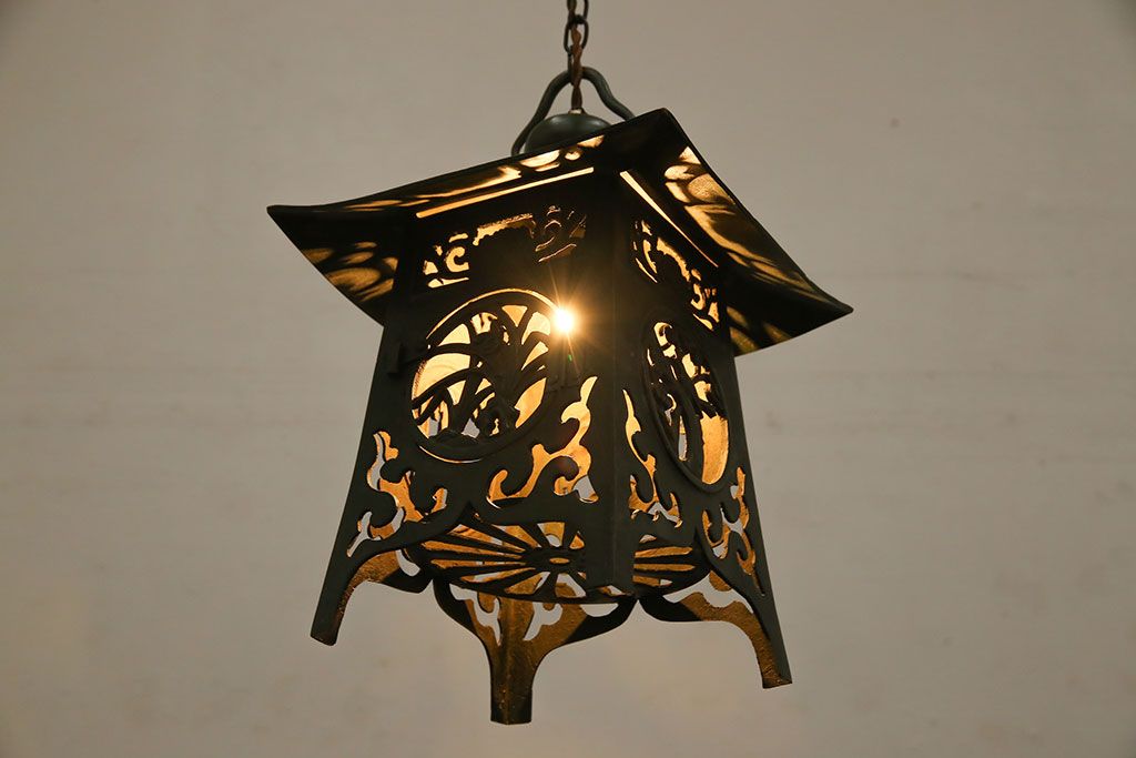 アンティーク雑貨　1970年製　ずっしりとした存在感が魅力的な銅製の吊り灯篭照明