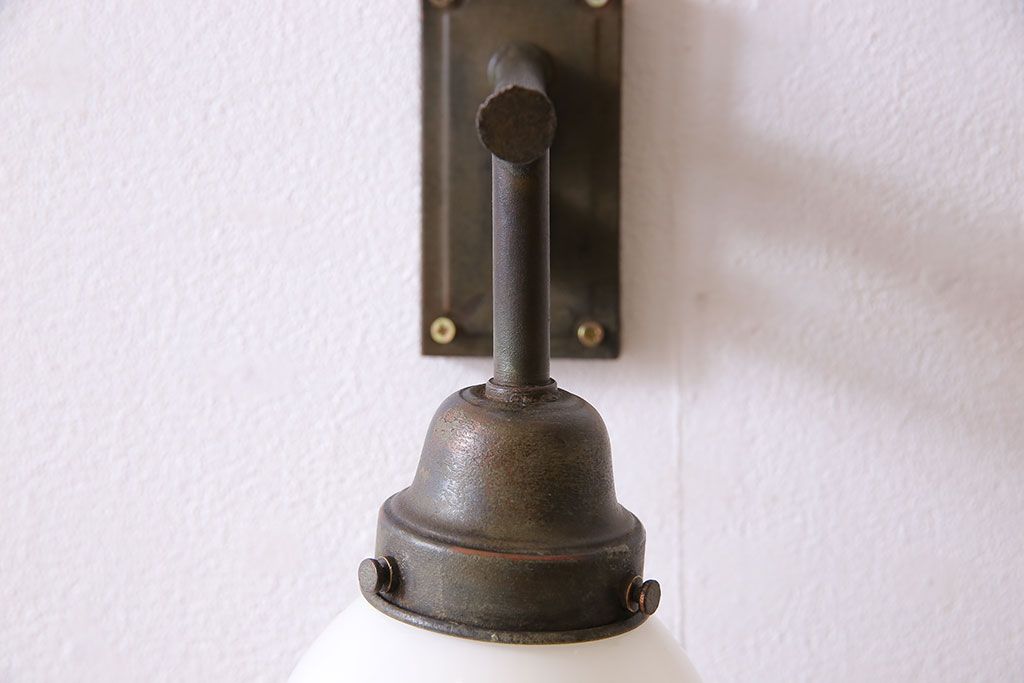 昭和レトロ　金具の透かしが魅力的なシンプルな壁付け照明(シェード、ライト)