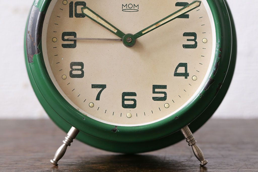 アンティーク雑貨　ハンガリー製　MOM　レトロなビンテージ置時計(目覚まし時計、枕時計)・グリーン