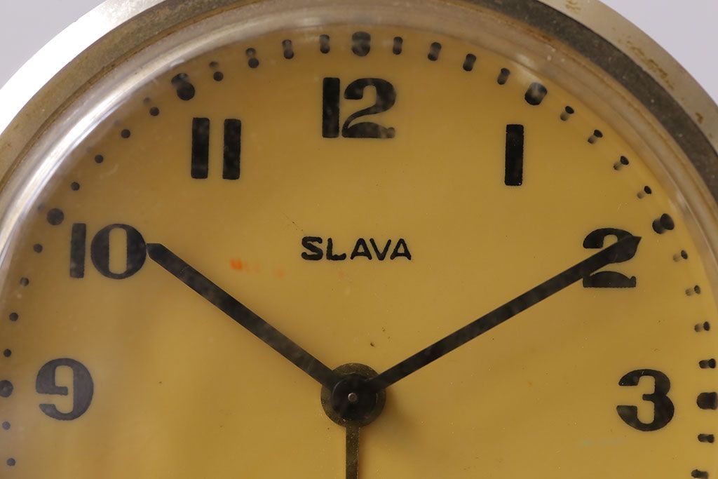 アンティーク雑貨　ソビエト製(ロシア)(USSR)　SLAVA社　シックなアンティーク置時計(目覚まし時計、枕時計)