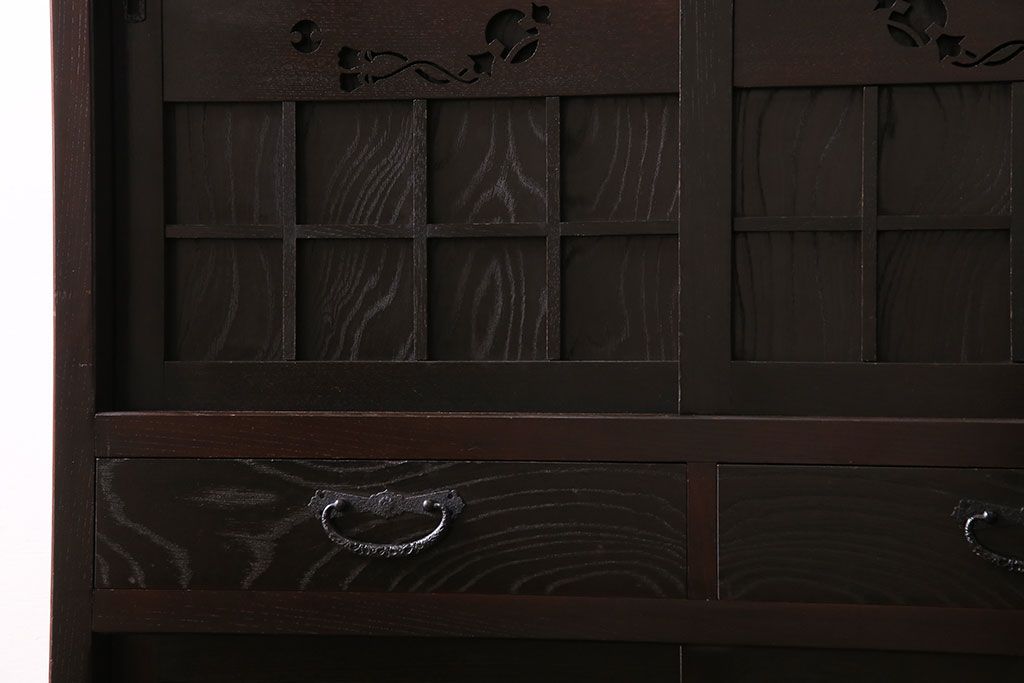 中古　高級民芸家具　升格子と透かしが目を引く和モダンな水屋箪笥(キャビネット、収納棚、戸棚)
