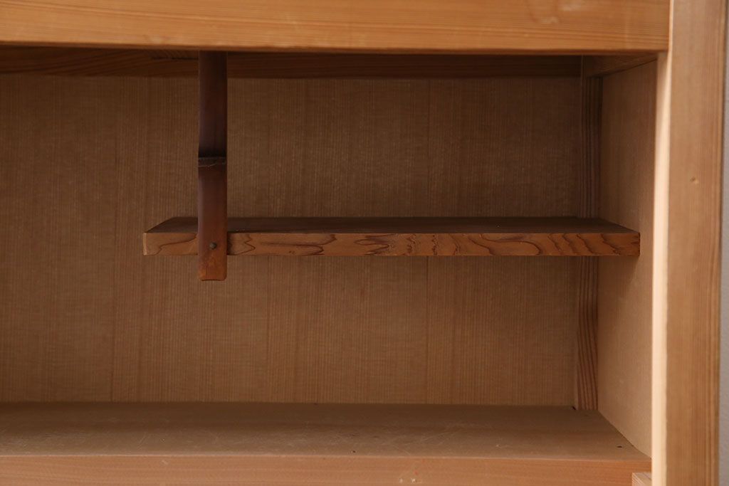 中古　竹の装飾と木の質感が味わい深い茶水屋(置き水屋、戸棚、食器棚、茶棚)