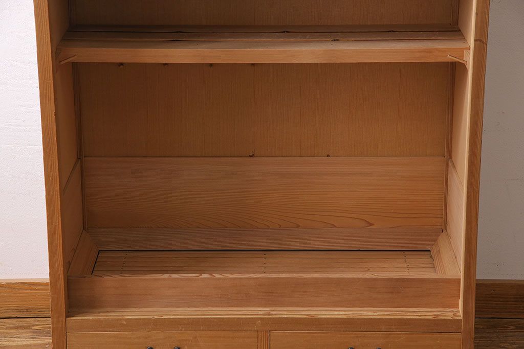 中古　竹の装飾と木の質感が味わい深い茶水屋(置き水屋、戸棚、食器棚、茶棚)
