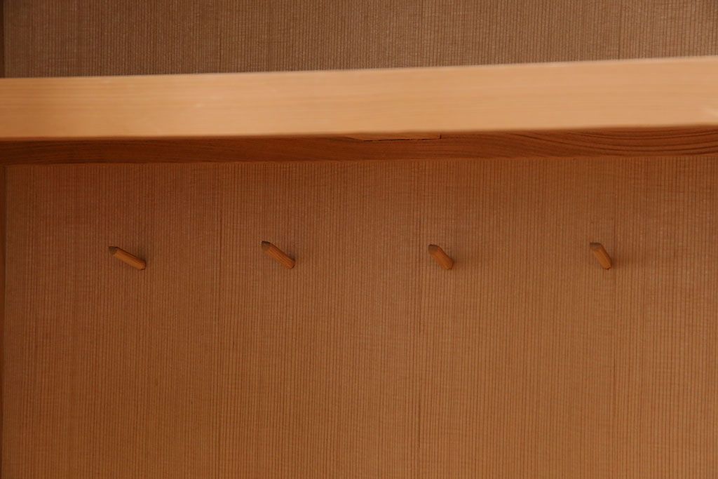 中古　竹の装飾と木の質感が味わい深い茶水屋(置き水屋、戸棚、食器棚、茶棚)