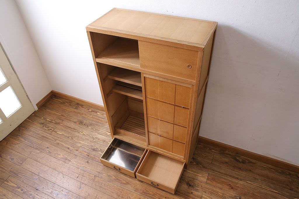 中古　竹の装飾と木の質感が味わい深い茶水屋(置き水屋、戸棚、食器棚、茶棚)