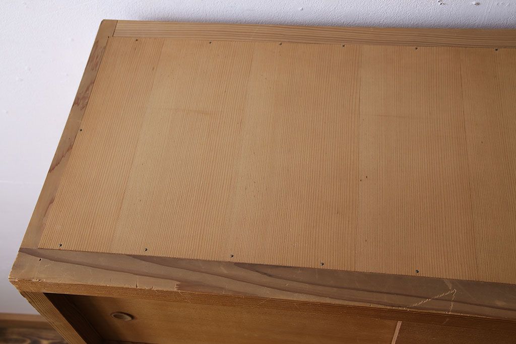 中古　竹の装飾と木の質感が味わい深い茶水屋(置き水屋、戸棚、食器棚、茶棚)