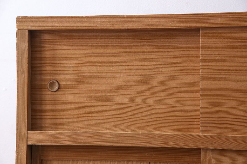 中古　竹の装飾と木の質感が味わい深い茶水屋(置き水屋、戸棚、食器棚、茶棚)
