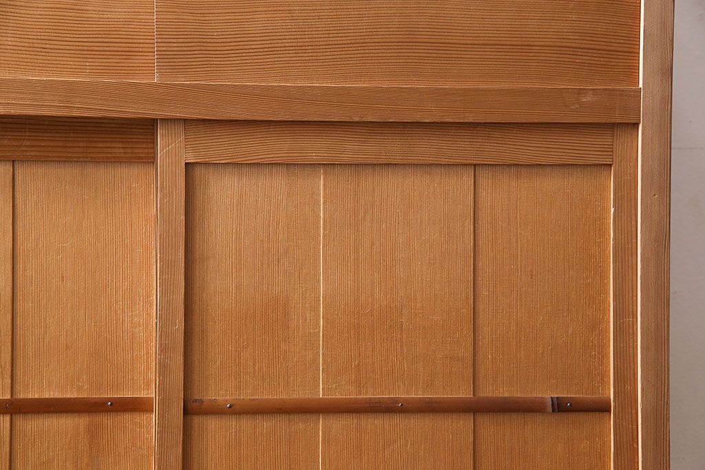 中古　竹の装飾と木の質感が味わい深い茶水屋(置き水屋、戸棚、食器棚、茶棚)