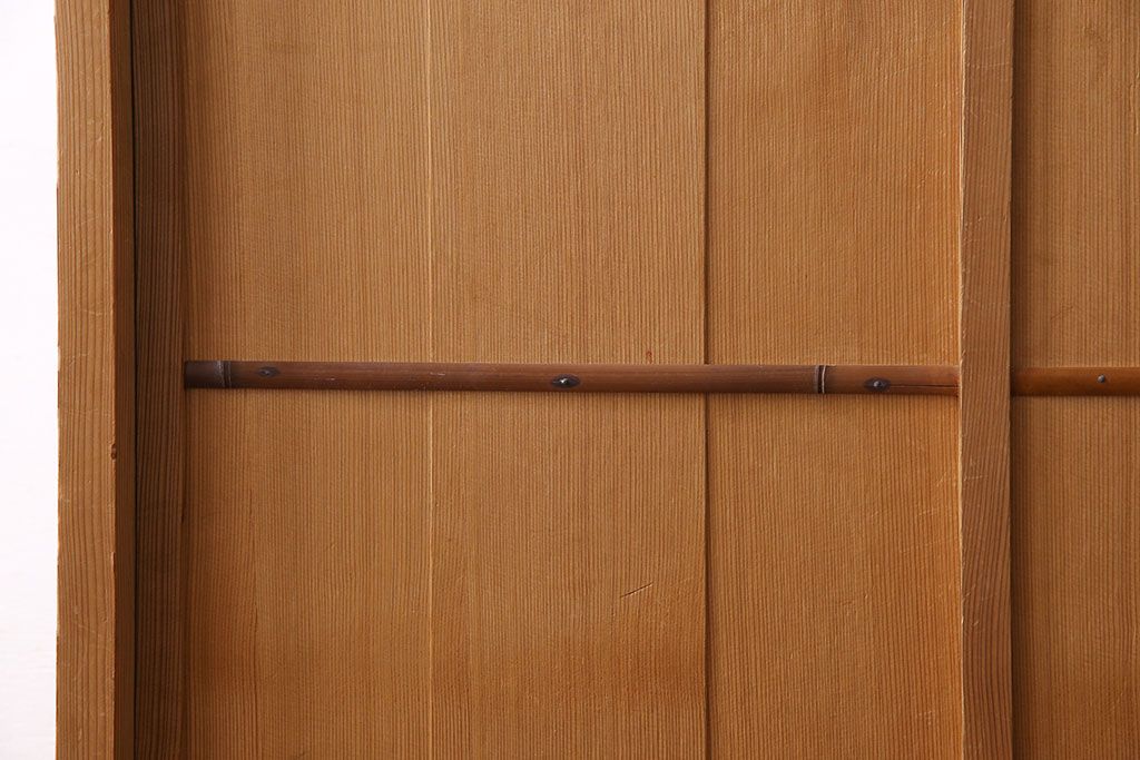 中古　竹の装飾と木の質感が味わい深い茶水屋(置き水屋、戸棚、食器棚、茶棚)