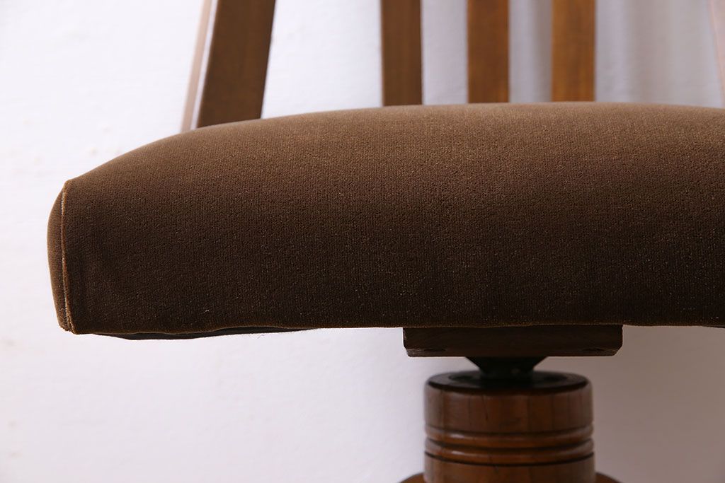 レトロ家具　レトロ　温かみのある色合いが魅力的な回転イス(チェア)