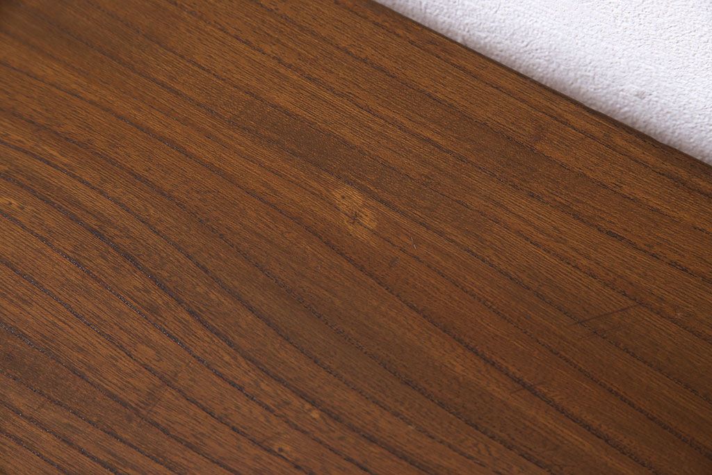 アンティーク家具　和製アンティーク　天板一枚板　ケヤキ材の木目が魅力的な鉄脚ローテーブル(サイドテーブル、カフェテーブル)