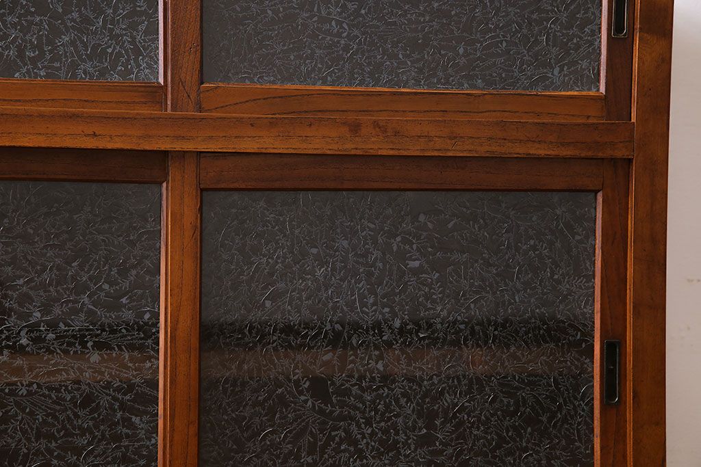 アンティーク家具　和製アンティーク　前面ケヤキ材　結霜ガラスがおしゃれな脚付きキャビネット(収納棚)