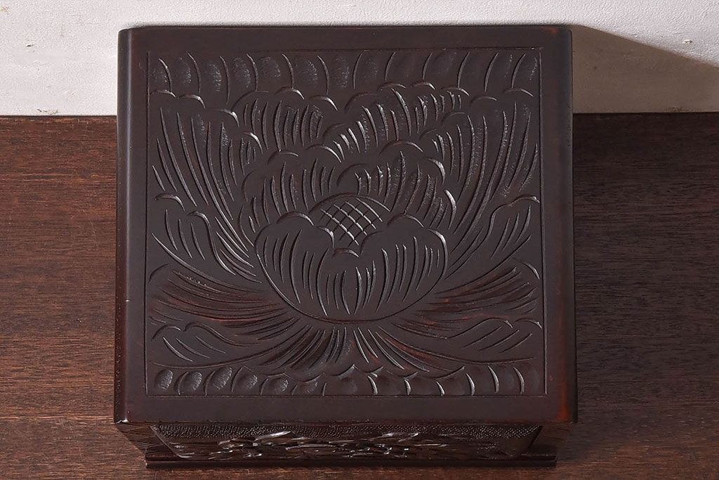 中古　木製　卓上にも使えるシックな彫刻入り小引き出し(小物収納)