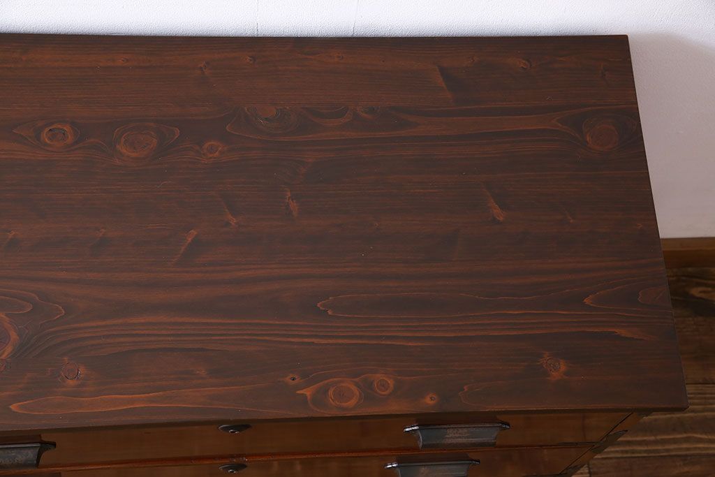 アンティーク家具　前面欅材　漆塗りが上品な鉄脚付きアンティークチェスト(箪笥、タンス、引き出し)