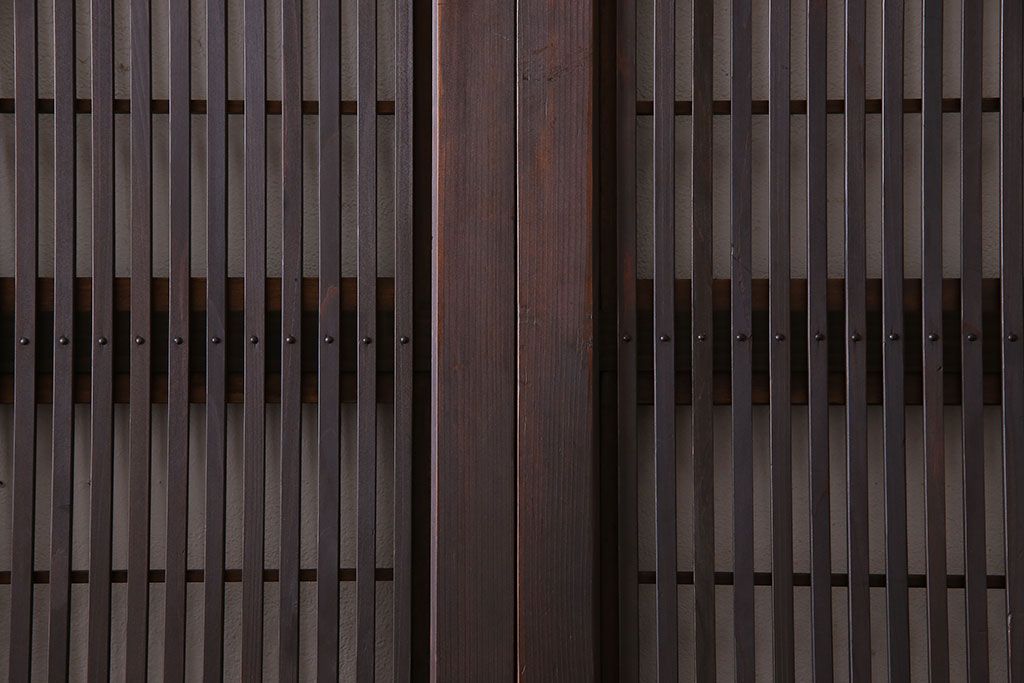 昭和期　腰板ケヤキ材　上品な雰囲気漂う裏障子付き格子戸(引き戸、建具)2枚セット(1)