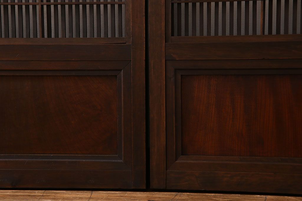 昭和期　腰板ケヤキ材　上品な雰囲気漂う裏障子付き格子戸(引き戸、建具)2枚セット(1)