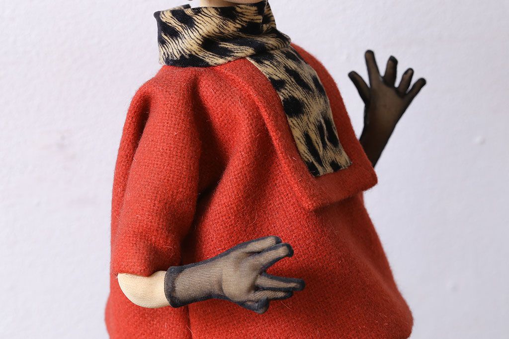 アンティーク雑貨　レトロ　赤いコートがかわらしい文化人形(置物、ディスプレイ雑貨)