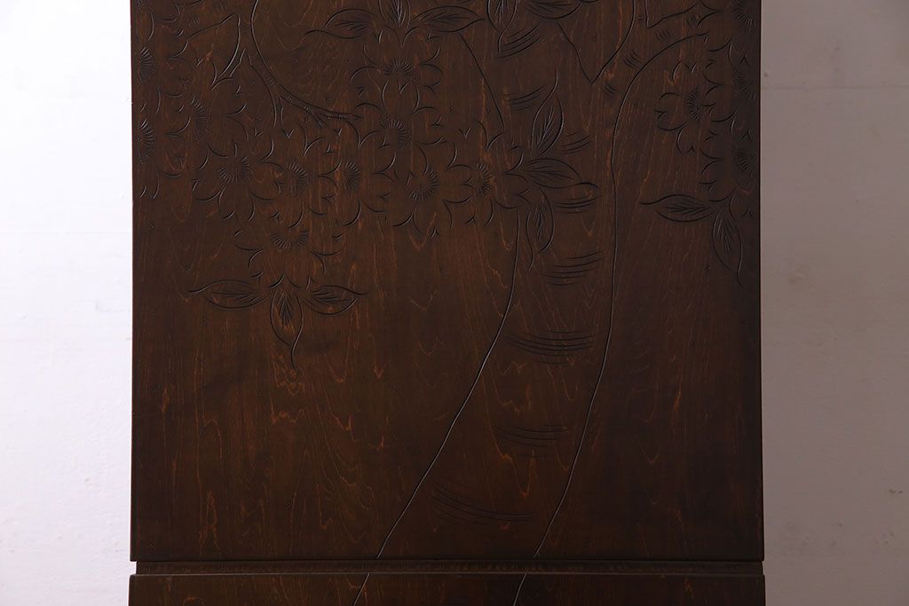 中古　伝統工芸　軽井沢彫りが施された上質なワードローブ(収納棚、洋服タンス、キャビネット)