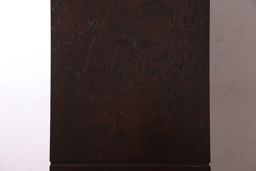 中古　伝統工芸　軽井沢彫りが施された上質なワードローブ(収納棚、洋服タンス、キャビネット)