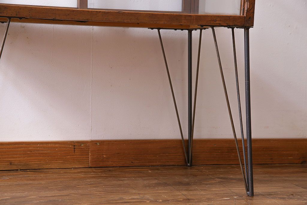 レトロ家具　和製アンティーク　鉄脚付き　シンプルで使い勝手の良いレトロなガラスケース(ショーケース、飾り棚)