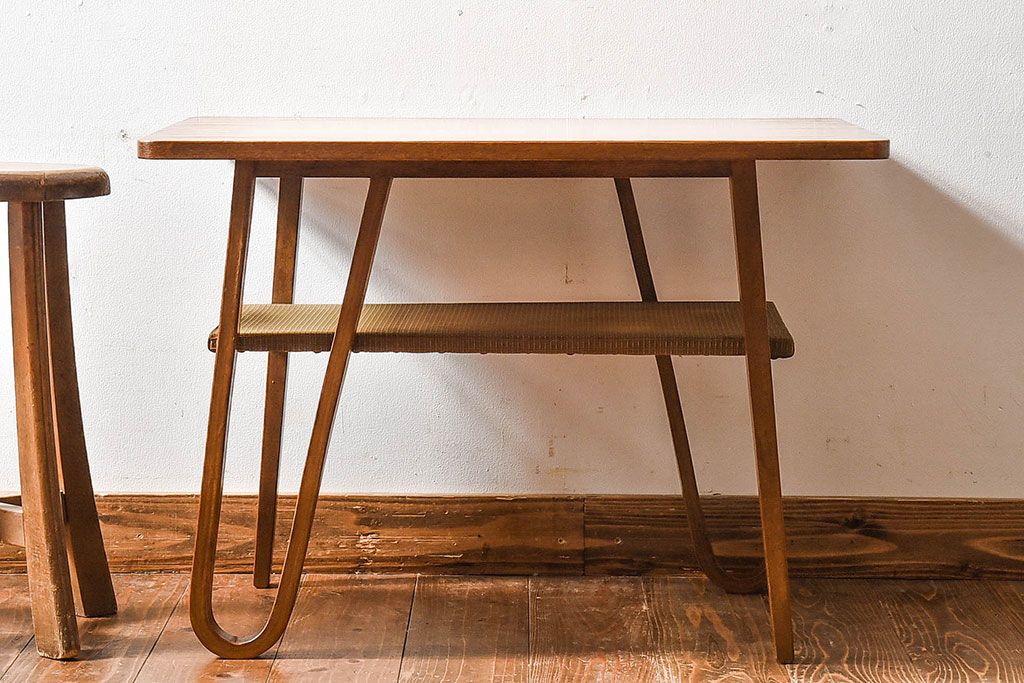 レトロ家具　昭和レトロ　網棚付き　温かみのある木味が魅力的なサイドテーブル(カフェテーブル)