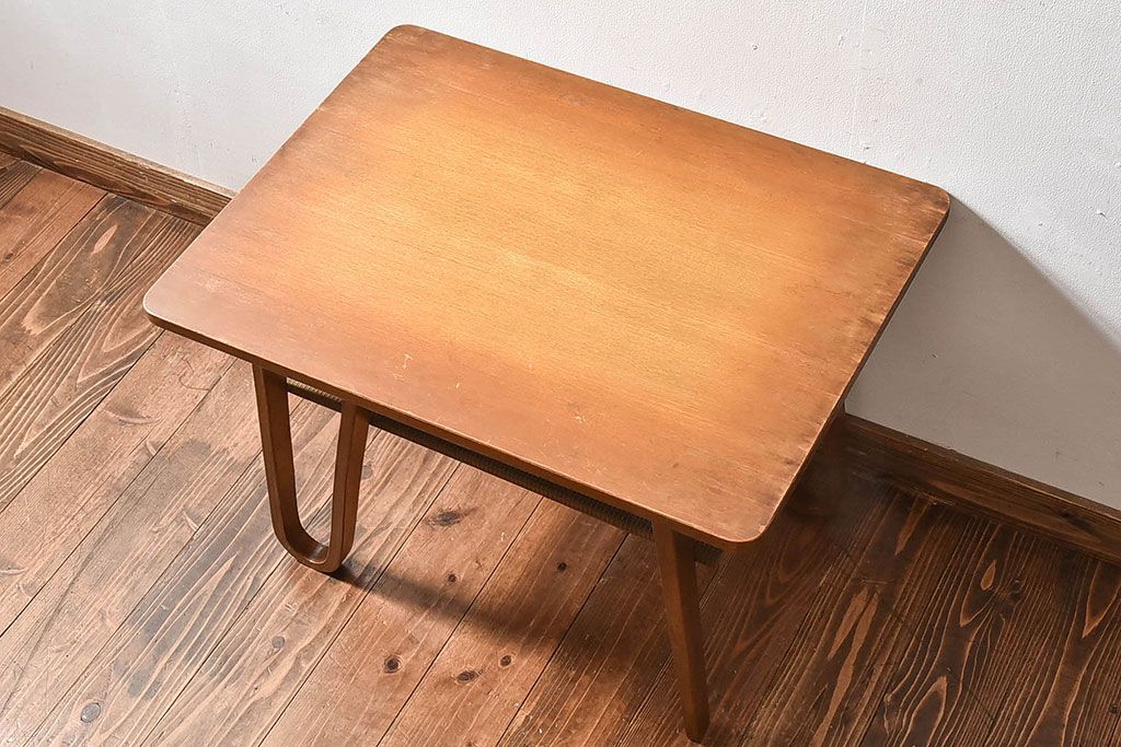 レトロ家具　昭和レトロ　網棚付き　温かみのある木味が魅力的なサイドテーブル(カフェテーブル)