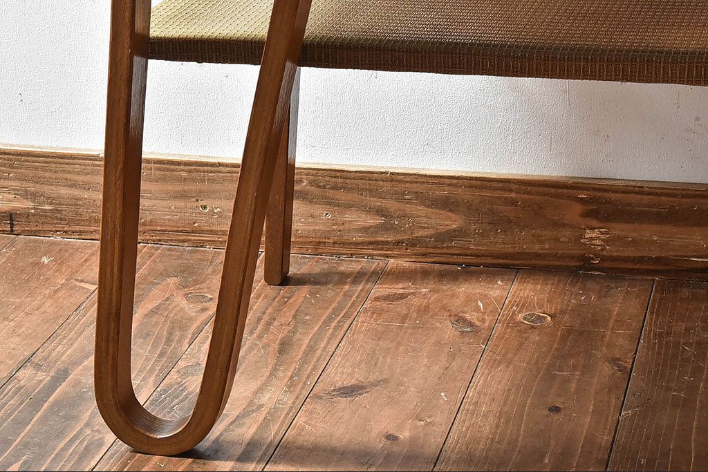 レトロ家具　昭和レトロ　網棚付き　温かみのある木味が魅力的なサイドテーブル(カフェテーブル)