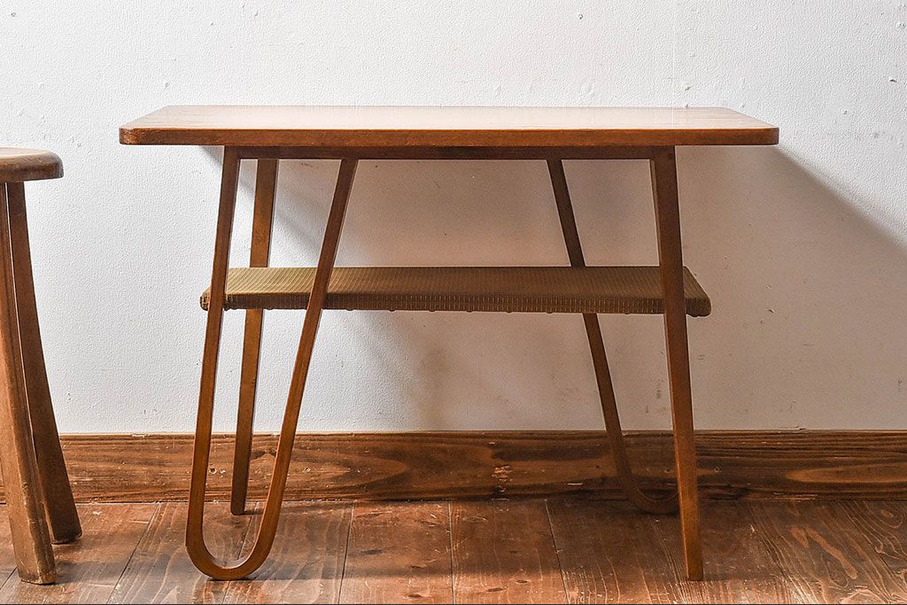 レトロ家具　昭和レトロ　網棚付き　温かみのある木味が魅力的なサイドテーブル(カフェテーブル)