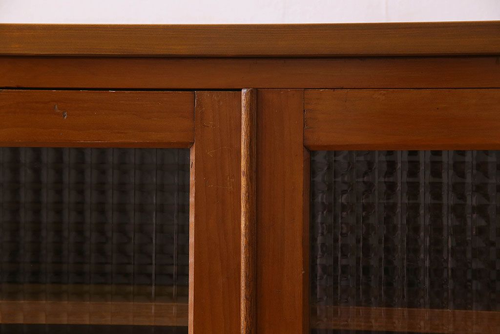 レトロ家具　昭和レトロ　チェッカーガラス入りの小振りな収納棚(戸棚、キャビネット)