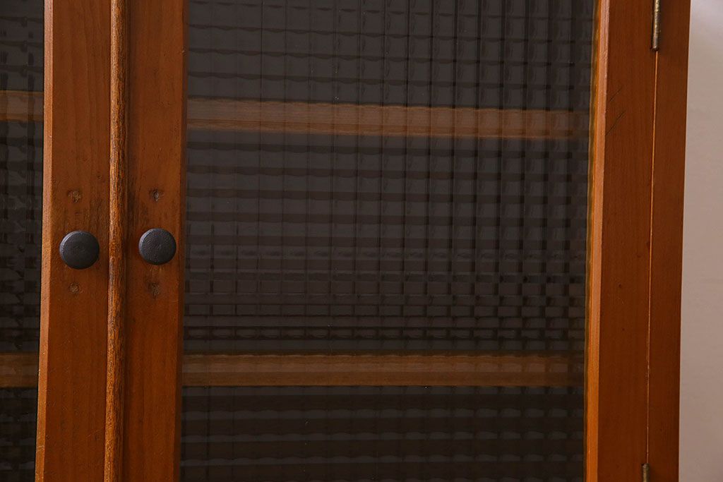 レトロ家具　昭和レトロ　チェッカーガラス入りの小振りな収納棚(戸棚、キャビネット)