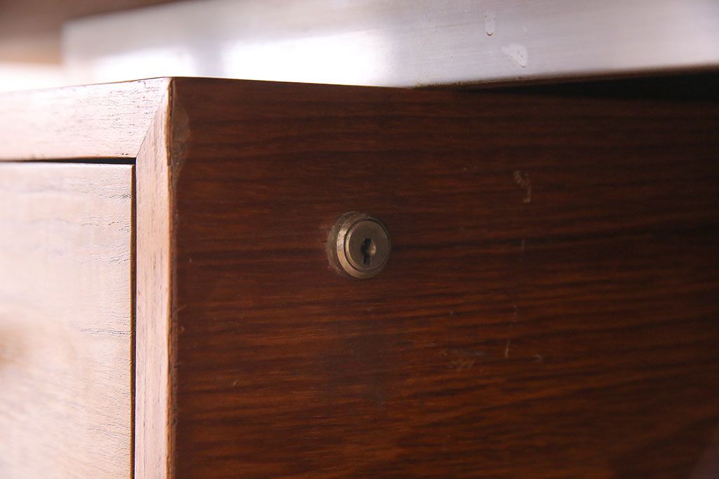 ビンテージ家具　1970年頃　大型　温もりを感じるチーク材のヴィンテージデスク(両袖机)