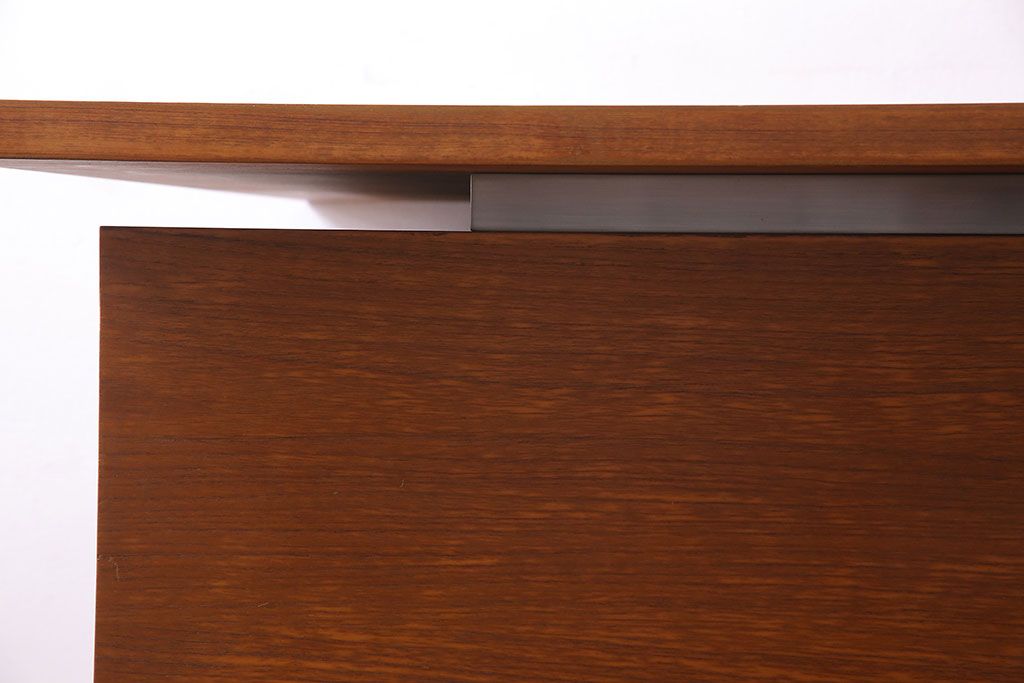 ビンテージ家具　1970年頃　大型　温もりを感じるチーク材のヴィンテージデスク(両袖机)
