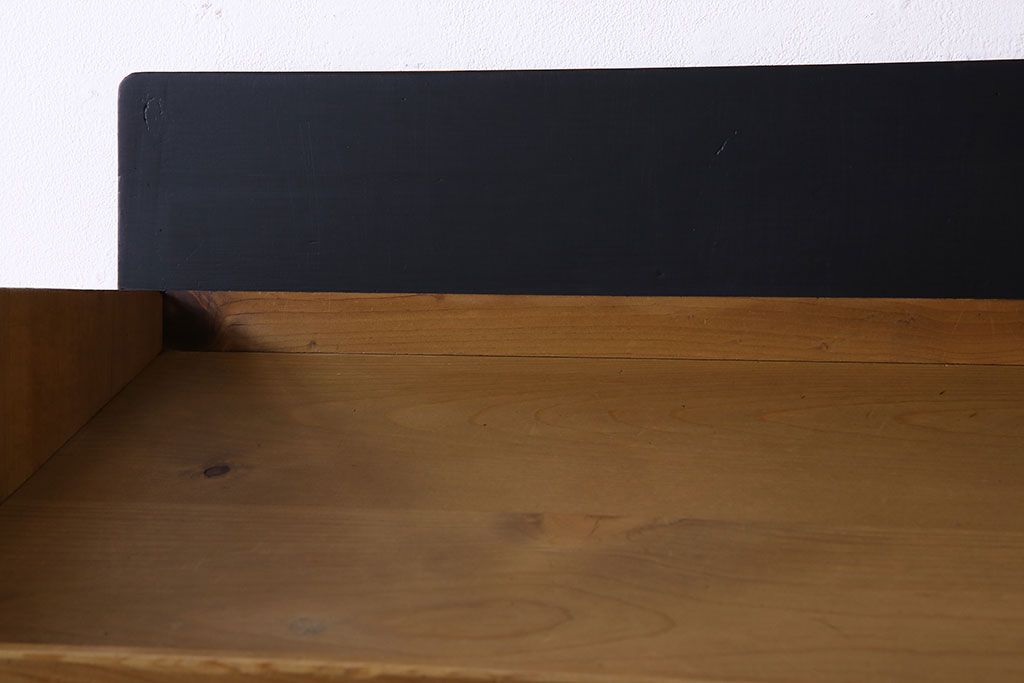 【F様ご成約分】中古　パイン無垢材　黒板ペイントがアクセントの本棚(収納棚、マス目棚、飾り棚)