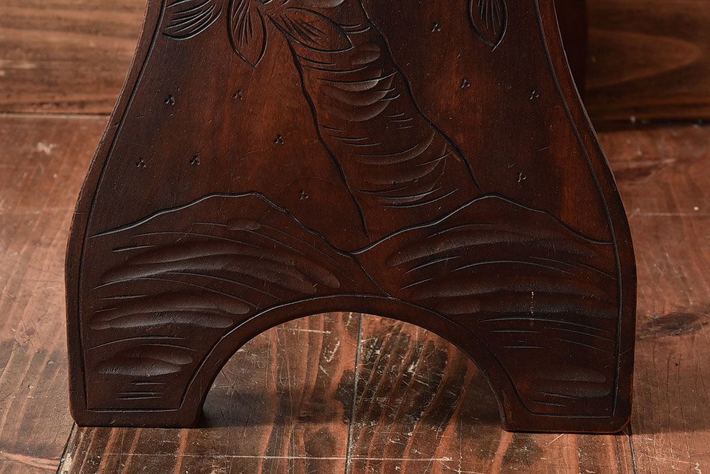 中古　伝統工芸　軽井沢彫り　桜が華やかな印象を与える椅子付きドレッサー(鏡台、スツール)