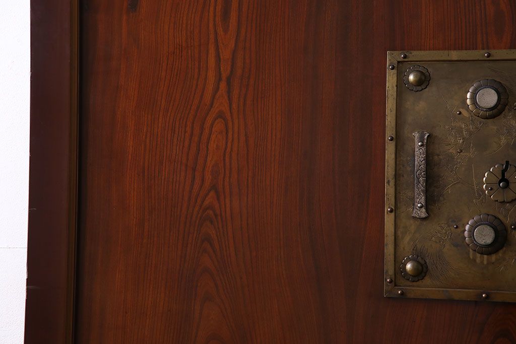 和製アンティーク　山形県酒田産　庄内　漆塗りが美しい、真鍮金具付きの蔵戸(引き戸、建具、玄関戸)